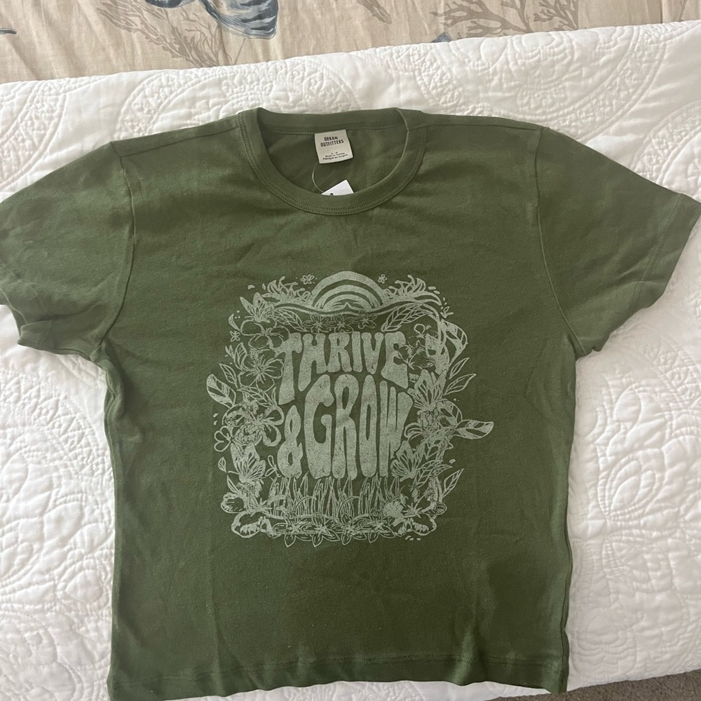 NWT Urban Outfitters Women’s Thrive and Grow Green crop T-shirt Size Large